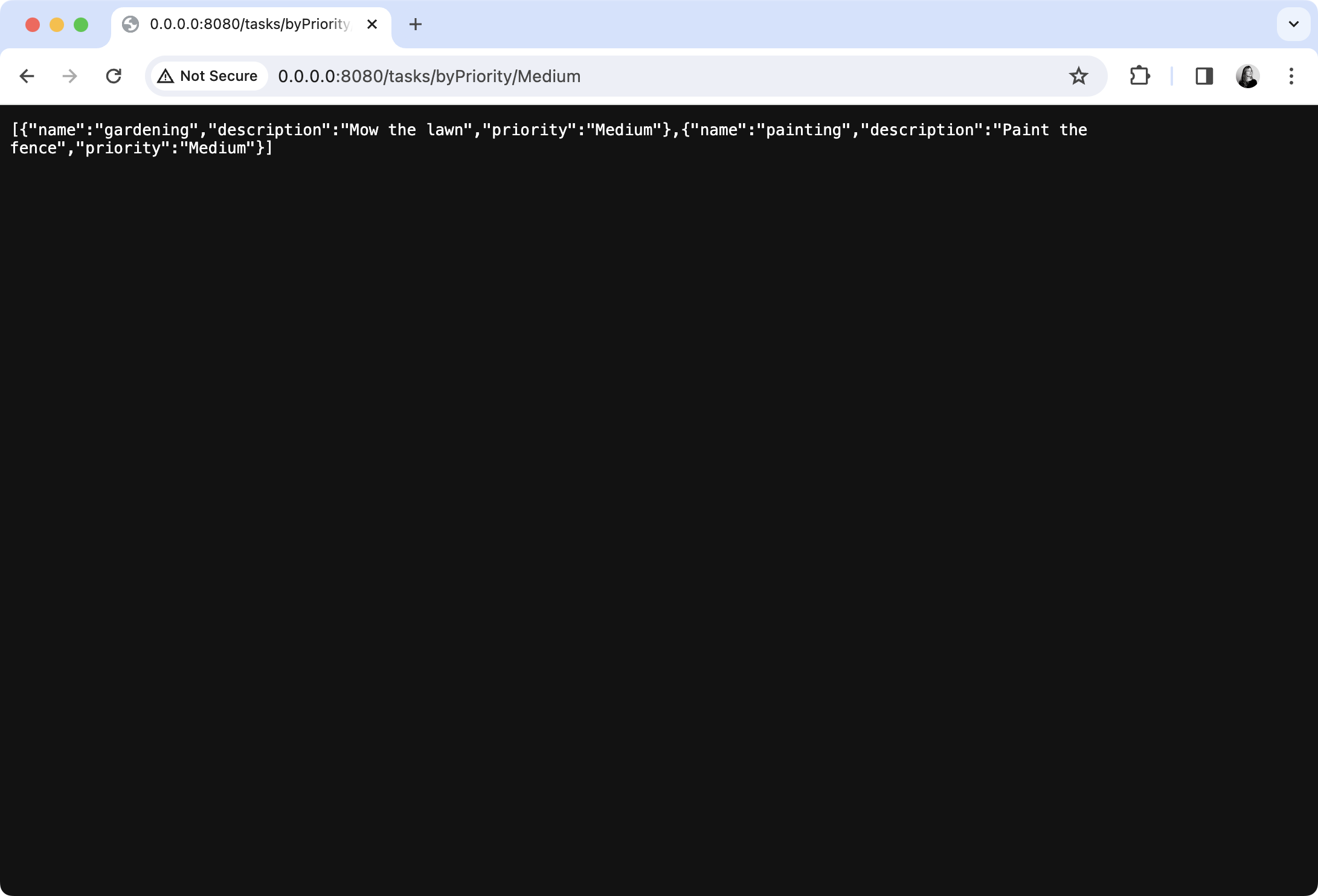 显示 JSON 格式的中等优先级任务的浏览器窗口